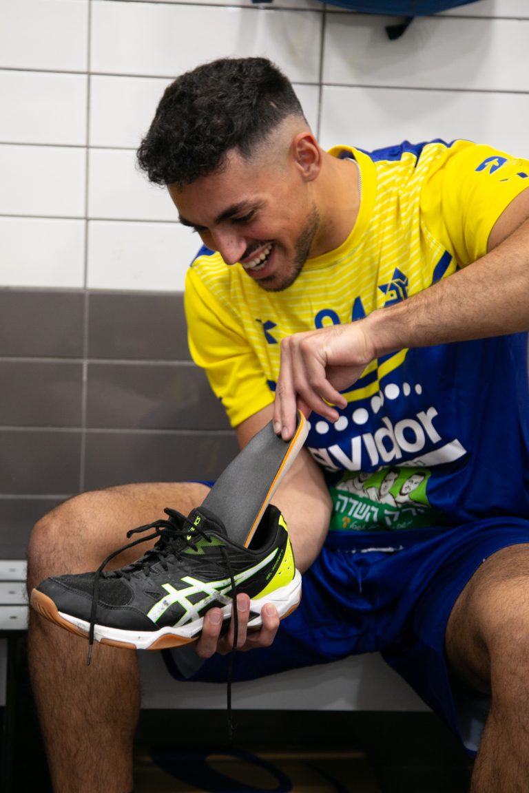 ספורטאי מחזיק מדרס שנבנה לו אישית